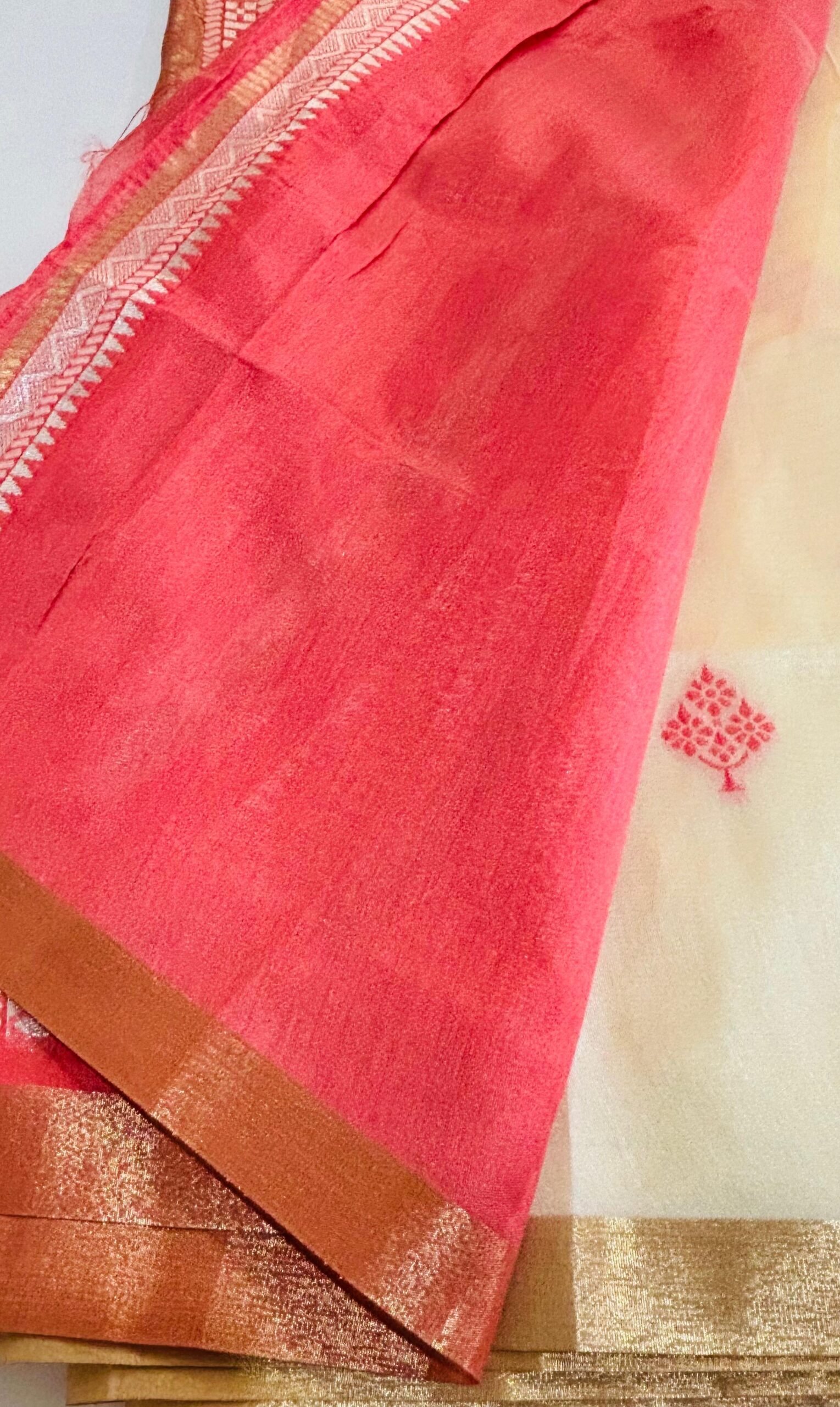Traditional White Kanoi Silk Saree – Handwoven Premium Silk Elegance - Image 2