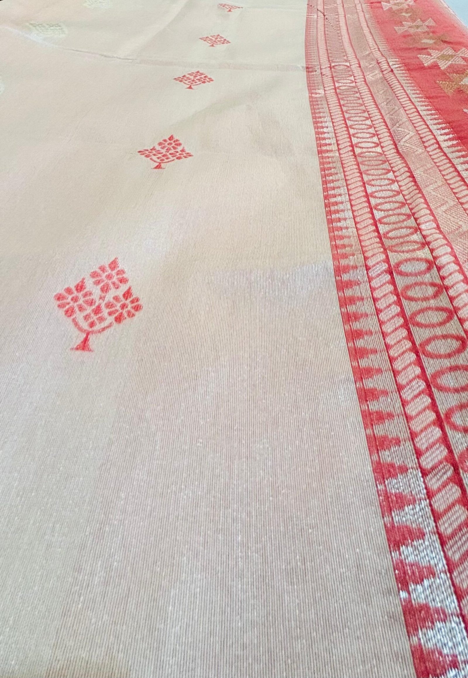 Traditional White Kanoi Silk Saree – Handwoven Premium Silk Elegance - Image 3